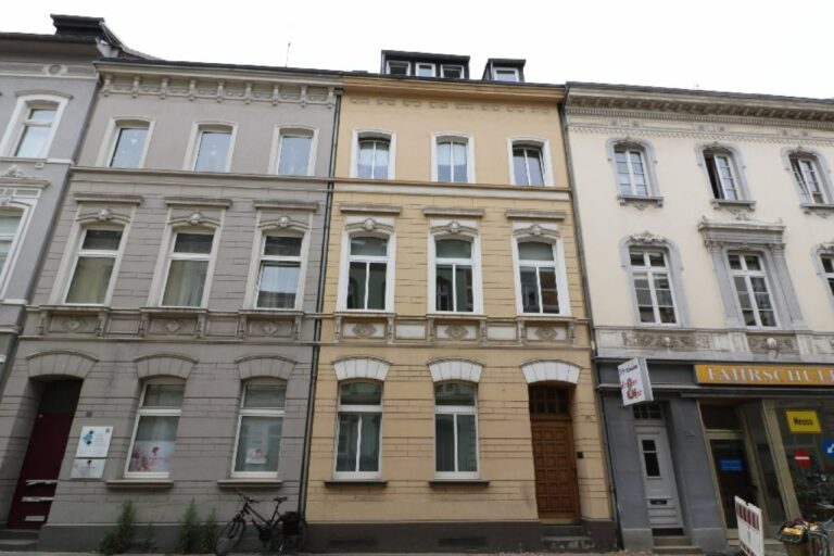 Neuss – zentraler gehts nicht! Kleine, frisch renovierte 2 Zimmerwohnung für 1 Person!
