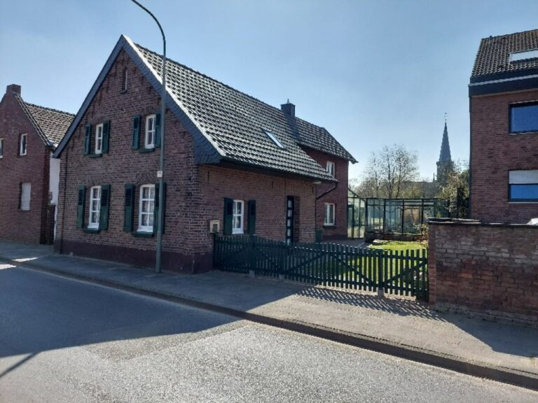 Neuss Grefrath – Altbau, Bauernhaus mit himmlischem Grundstück!