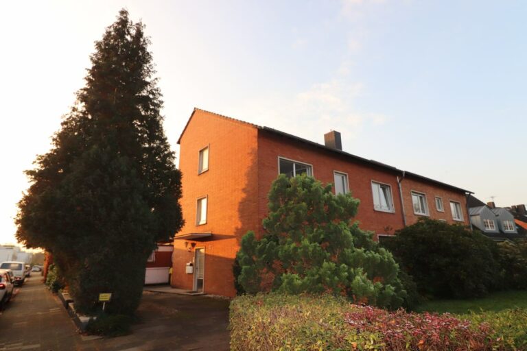 Neuss – gepflegte 2,5 Zimmer Dachgeschoßwohnung im beliebten Stadionviertel für max. 2Personen!