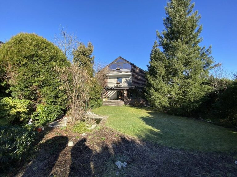 Reuschenberg – großes Einfamilienhaus oder ZFH mit fast uneinsehbarem Garten!