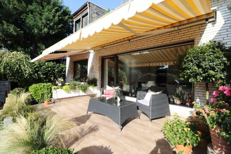 Kleinenbroich, Ein- bis Zweifamilienhaus mit schönem Garten, auch als Mehrgenerationenhaus geeignet!