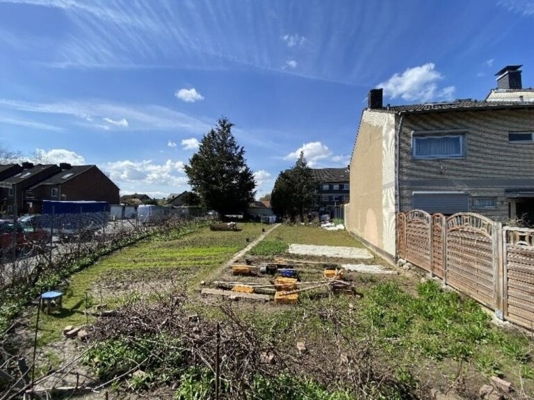 Neuss Holzheim – wenn Sie hier bauen wird’s schön! Sonniges Grundstück frei!