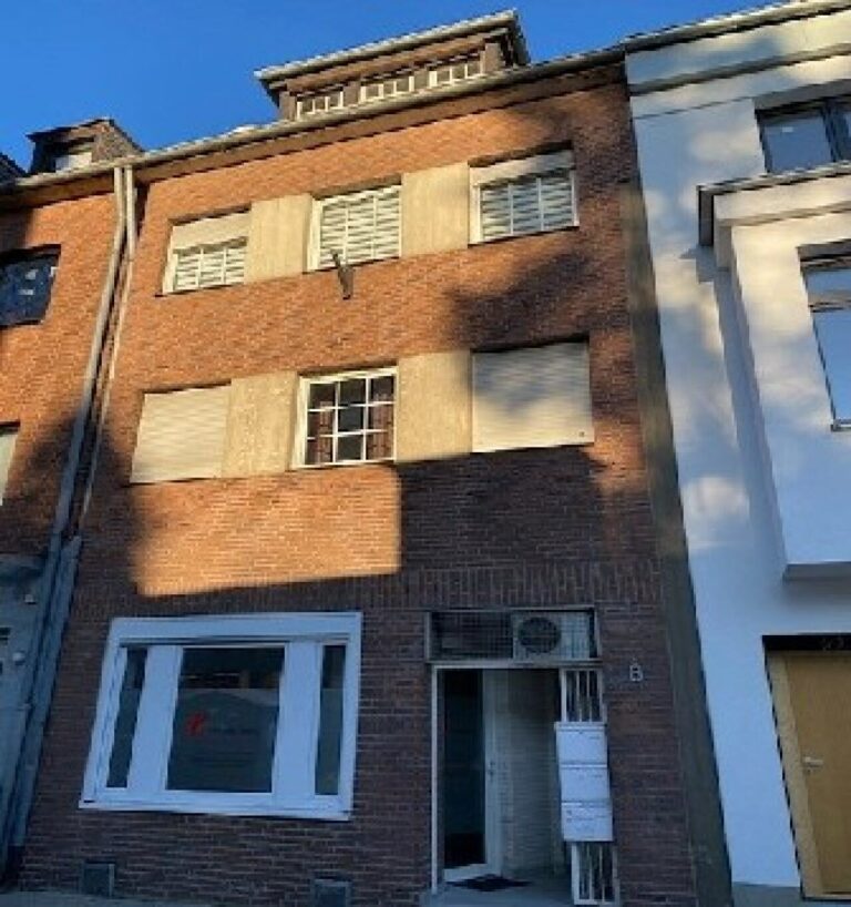 Neuss, solides Mehrfamilienhaus mit Gewerbeanteil, Maisonettewohnung und großer Dachterrasse!