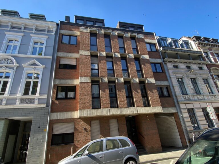 Neuss Innenstadt, gut vermietete 2 Zimmerwohnung mit Balkon und 2 PKW Stellplätzen!!