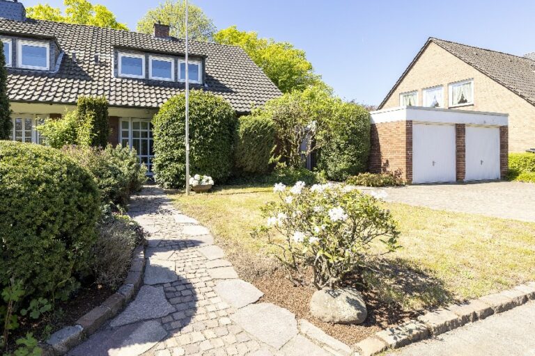 Neuss-Gnadental – Einfamilienhaus mit großem Garten und 2 Garagen! Provisionsfrei!
