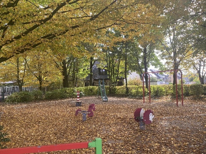 herbstlicher Spielplatz schräg gegenüber