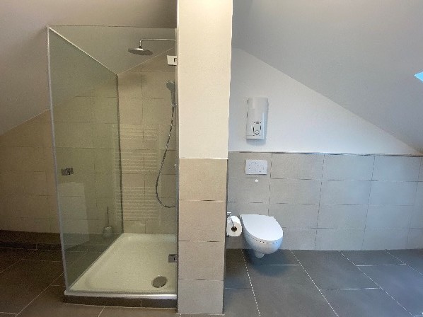 weiteres Duschbad im DG