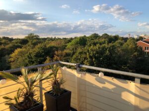 Sommerbalkon im Abendlicht
