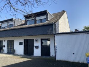 Hausansicht mit Garage